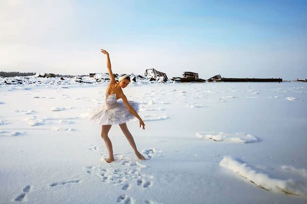 <p>La ballerine russe Ilmira Bagautdinova sur la glace du golfe de Finlande.</p>