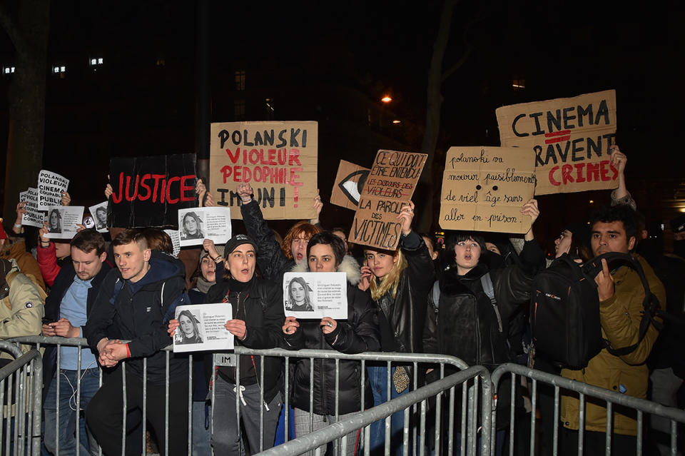 PARÍS, FRANCIA - 28 DE FEBRERO: Activistas feministas con carteles anti Polanski se reúnen junto a la cena de los Cesar Fouquet para protestar contra las nominaciones de la película de Roman Polanski 'El oficial y el espía' el 28 de febrero de 2020 en París, Francia. (Foto de Stephane Cardinale - Corbis/Corbis vía Getty Images)