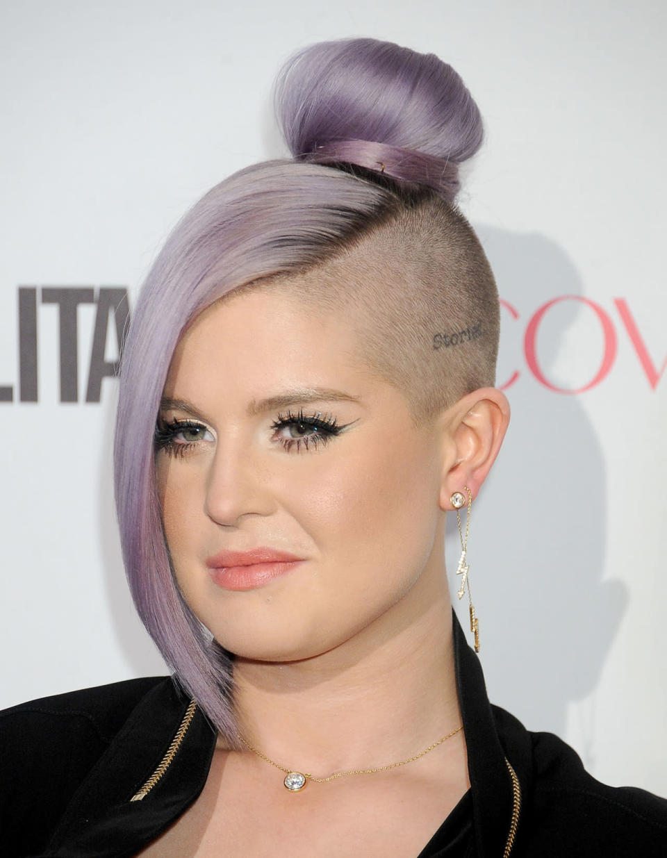 Kelly Osbourne a placé le violet clair en n°1 de ses colorations préférées. La star ne s’arrête pas là question coiffure et s’est tatouée « Stories » sur le côté gauche de sa tête qu’elle a au préalable rasé.