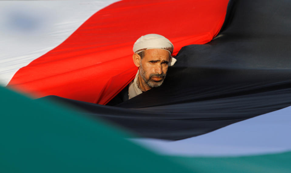 <p>A Houthi supporter attends a protest against President Donald Trump’s decision to recognize Jerusalem as the capital of Israel, in Sanaa, Yemen, Dec. 8, 2017. (Photo: Mohamed al-Sayaghi/Reuters) </p>