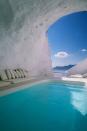 <p>Santorini, Grecia. Esta piscina del Hotel Katikies está enclavada en la caldera de la isla, con una vista espectacular al Mar Mediterráneo. Este establecimiento también cuenta con una piscina infinita situada a 90 metros (295 pies) sobre el Mar Egeo. / <em>Foto: facebook.com/Katikies</em> </p>