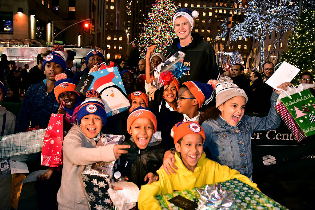 There are many easy ways to help out this Christmas. (Getty)