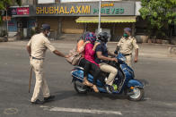 MUMBAI, INDIA - MARCH 25: Police turns people back on the Sion Panvel Highway during Mumbai Lockdown, Chembur, on March 25, 2020 in Mumbai, India. (Photo by Aalok Soni/Hindustan Times via Getty Images)