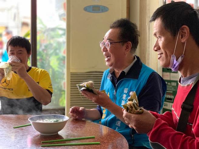 國民黨苗栗縣長候選人謝福弘抨擊鍾東錦是假庶民。（謝福弘競總提供／謝明俊苗栗傳真），