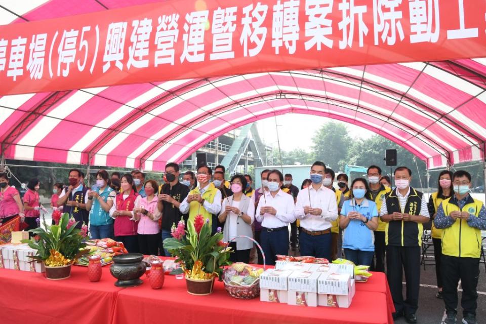 王惠美、林世賢及投資單位一起備香案祈求中友彰化館施工順利。（記者曾厚銘攝）