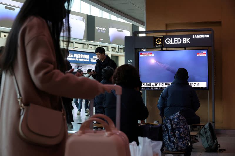 FOTO DE ARCHIVO. Personas miran un televisor que transmite un informe de noticias sobre Corea del Norte disparando un misil balístico al mar frente a su costa este, en una estación de tren en Seúl, Corea del Sur