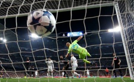 Football Soccer - Real Madrid v Napoli - UEFA Champions League Round of 16 First Leg - Estadio Santiago Bernabeu, Madrid, Spain - 15/2/17 Real Madrid's Karim Benzema scores their first goal Reuters / Susana Vera Livepic