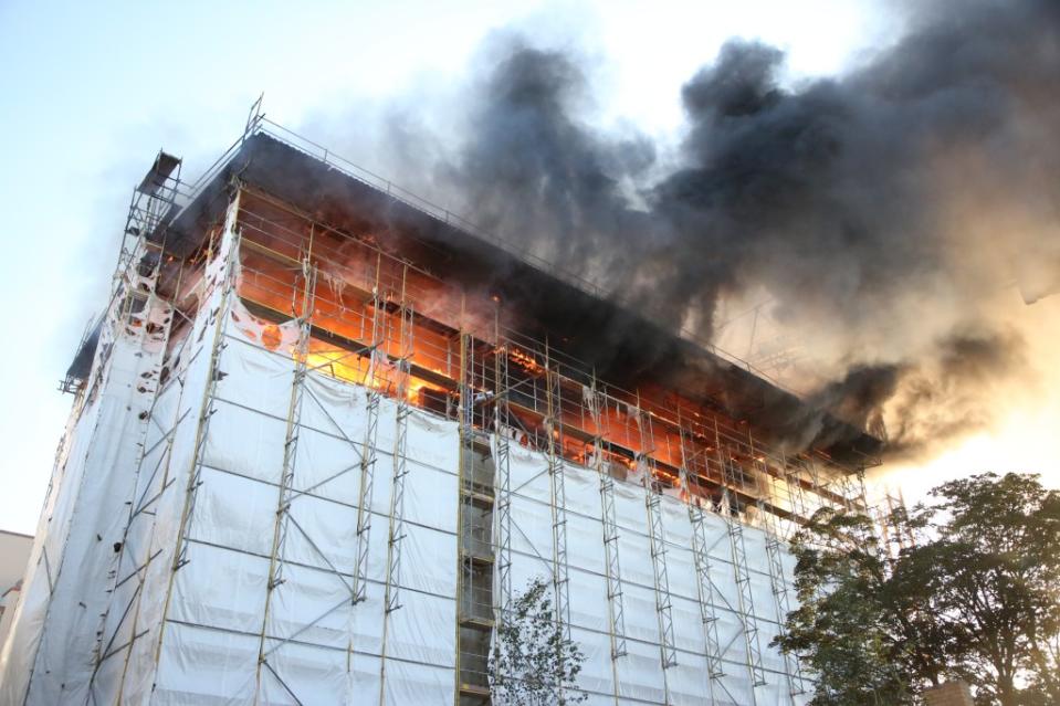 An der Goethestraße in Weißensee brennt es am Donnerstagabend auf dem Dach eines unbewohnten Wohnneubaus. Die Feuerwehr war mit 90 Einsatzkräften vor Ort<span class="copyright">Thomas Peise</span>