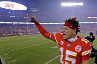 El quarterback de los Chiefs de Kansas City, Patrick Mahomes, festeja la victoria sobre los Texans de Houston, en el encuentro divisional de playoffs, disputado el domingo 12 de enero de 2020 (AP Foto/Charlie Riedel)