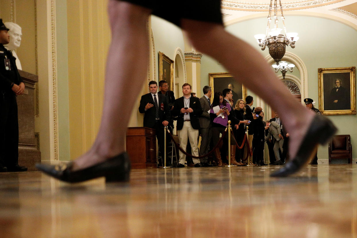 Reporter und Kameras müssen draußen bleiben während des Impeachment-Verfahrens gegen Donald Trump vor dem US Senat. Dafür dürfen sie aber mehr zu sich nehmen, als Milch und Wasser. (Bild: Reuters/Tom Brenner)