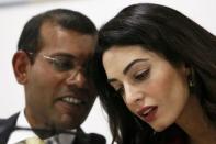 Lawyer Amal Clooney (R) speaks with Mohamed Nasheed during a news conference in central London, Britain January 25, 2016. REUTERS/Stefan Wermuth