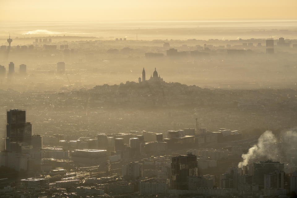 Imagen aérea de la ciudad de París en la que se pueden observar los niveles de contaminación del aire. Foto: Getty Image. 