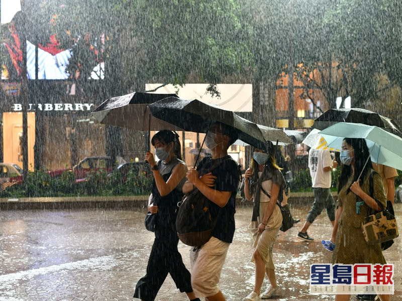 中秋正日天氣大致多雲，間中有驟雨及雷暴。資料圖片