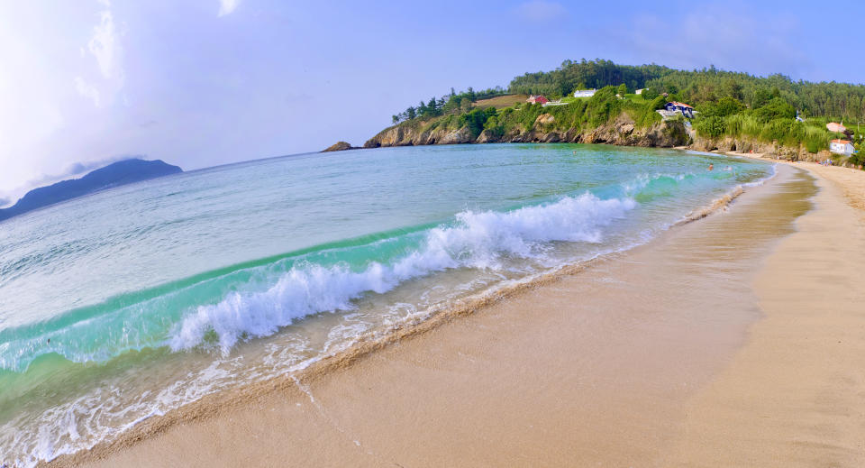 <p>O Vicedo es el lugar ideal para disfrutar del turismo rural y, al mismo tiempo, de sus playas espectaculares de arena blanca. Perteneciente a la comarca de A Mariña Occidental, cuenta con varios lugares de interés como el puente medieval do Porto, la iglesia de Mosende o el Pazo Casa do Paisano. (Foto: Getty Images).</p> 