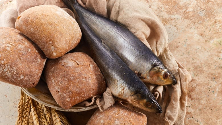 Bread and three fish