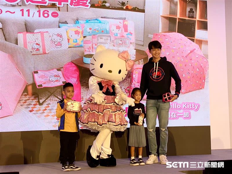SOGO百貨周年慶，今年來店禮攜手Hello Kitty推出超萌生活用品。（圖／記者馮珮汶攝）