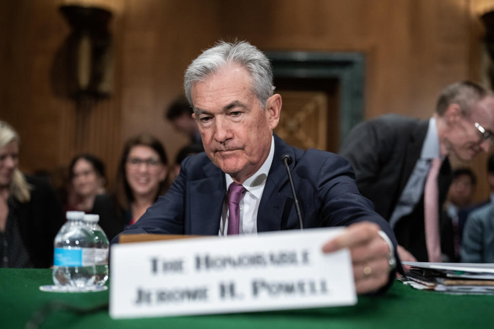 ESTADOS UNIDOS - 22 DE JUNIO: El presidente de la Reserva Federal, Jerome Powell, se prepara para testificar durante una audiencia del Comité de Banca, Vivienda y Asuntos Urbanos del Senado. 