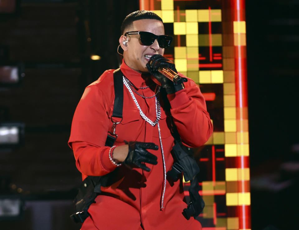 En esta foto del 17 de octubre de 2019, Daddy Yankee participa en la ceremonia de los Latin American Music Awards en Los Angeles. Daddy Yankee ganó el martes 7 de julio del 2020 el Premio ASCAP de la Música Latina a la canción del año por "Con calma", con Snow. (Foto por Chris Pizzello/Invision/AP, Archivo)