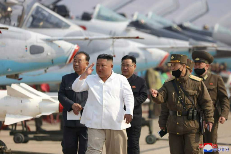 脫北高官分析，金正恩可能是在14日北韓發射飛彈時發生意外。（圖／Reuters）