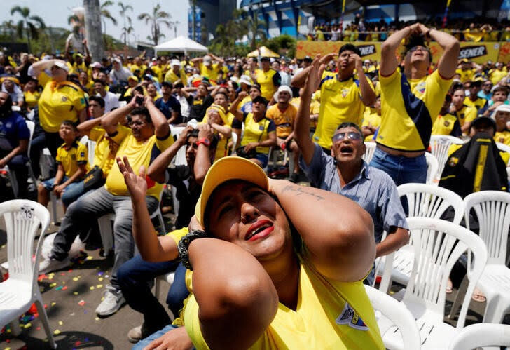 Hinchas de Ecuador reaccionan fuera del Estadio Modelo Alberto Spencer durante el partido ante Senegal por la Copa del Mundo Qatar 2022, en Guayaquil, Ecuador