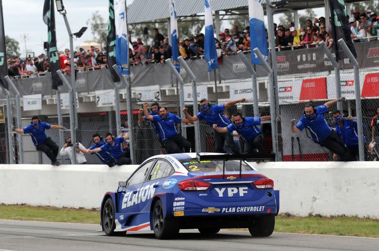 La celebración de los mecánicos e ingenieros ante el paso ganador de Bernardo Llaver por la línea de meta; el equipo Chevrolet ganó las tres últimas carreras Finales del calendario