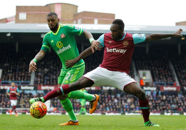 Sunderland's French midfielder Yann M'vila (L) vies with West Ham United's English midfielder Michail Antonio during the English Premier League football match between West Ham United and Sunderland