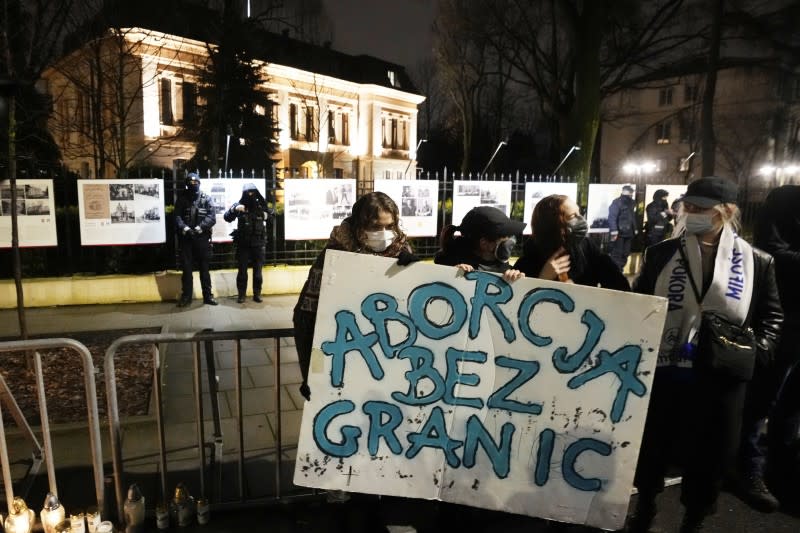 <cite>2022年1月26日，波蘭華沙一群女權運動人士在憲法法院外舉標語抗議嚴格的墮胎禁令（美聯社）</cite>