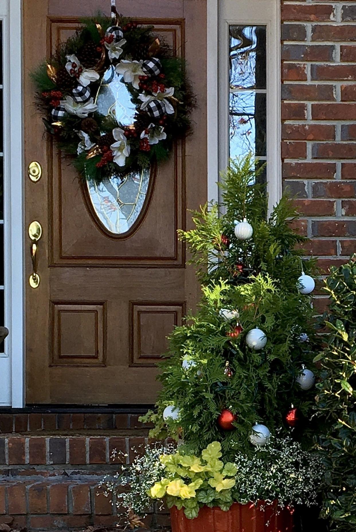 A ‘Living Christmas Tree’ is the perfect way to say welcome.
