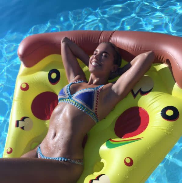 Natürlich darf bei so einem Traumurlaub auch der Poolspaß nicht zu kurz kommen! Hier rekelt sich die sexy Moderatorin auf einem Stück Pizza. Kalorienbomben kommen Sylvie offenbar als schwimmende Unterlage gerade recht … (Bild-Copyright: Instagram/1misssmeis)