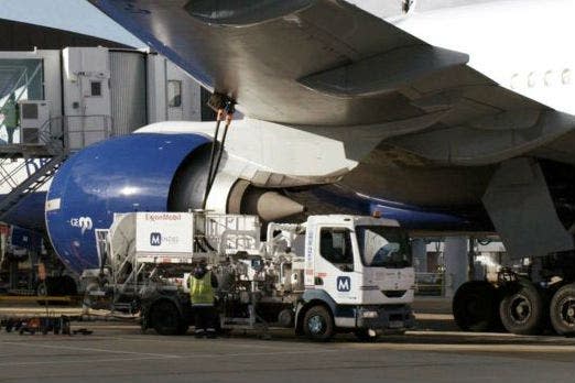 Cargar combustible es más caro en algunos aeropuertos que en otros. Fuente de la imagen: La Nación. 