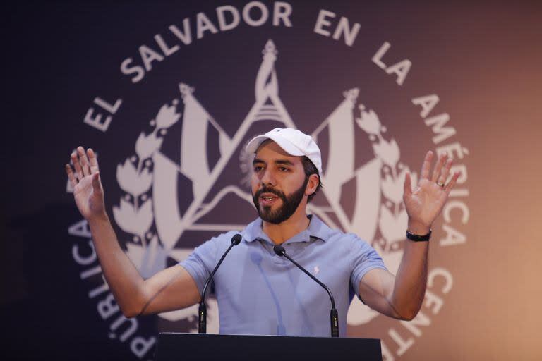 Nayib Bukele, candidato presidencial del partido Nuevas Ideas (NI), habla en una conferencia de prensa durante las elecciones presidenciales y legislativas, en el departamento de San Salvador, El Salvador, el 4 de febrero de 2024.
