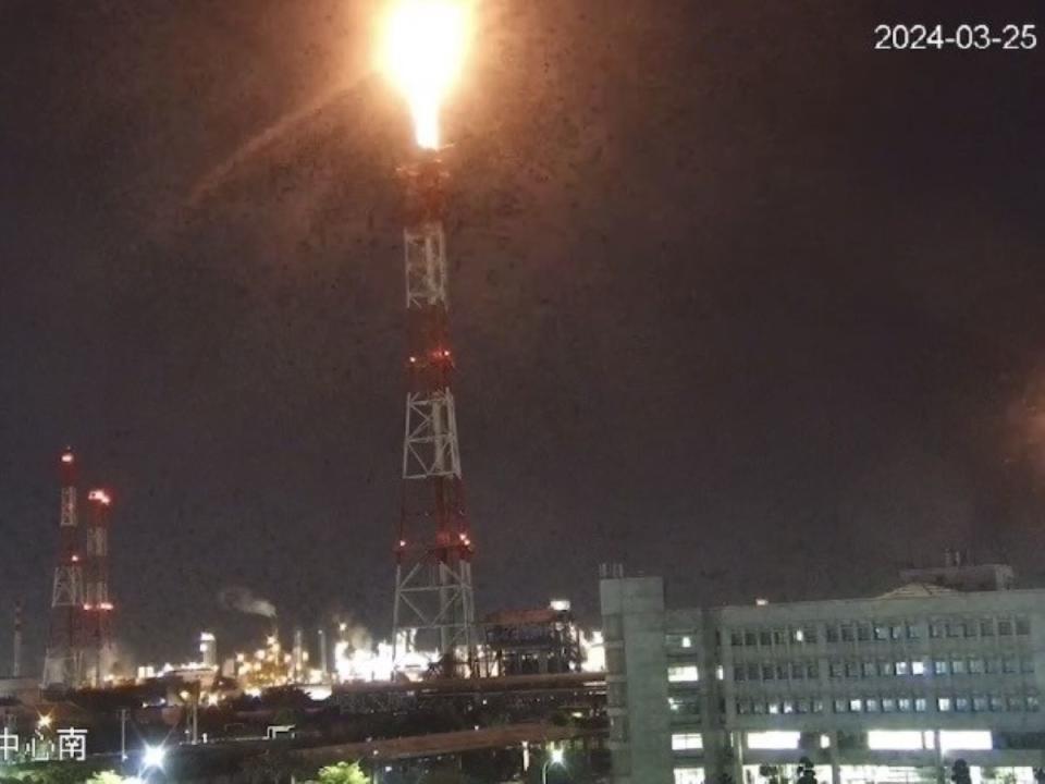 中油高雄林園廠新三輕的燃燒塔昨晚又冒出火光。（圖：高雄市環保局提供）