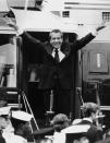 <p>Am 9. August 1974 verabschiedete sich Richard Nixon mit einer Siegesgeste vor dem Weißen Haus von seinen Mitarbeitern, nachdem er seinen Rücktritt bekannt gegeben hatte. Nixon war der erste Präsident der US-Geschichte, der zurücktrat. Der Grund dafür war die Watergate-Affäre, die ihn schlussendlich das Amt kostete. (Bild: AP Photo/Bob Daugherty) </p>