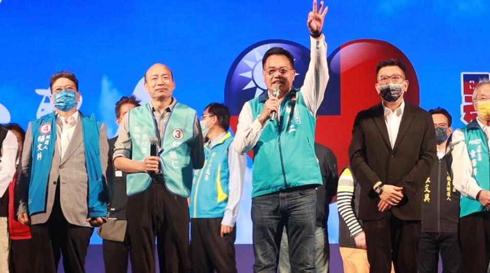 國民黨新竹市長候選人林耕仁五日晚間舉辦造勢晚會，韓國瑜親自到場力挺仁、活動湧入上萬人，擠爆會場，林耕仁致詞時講到激動處哽咽落淚。(記者曾芳蘭攝)