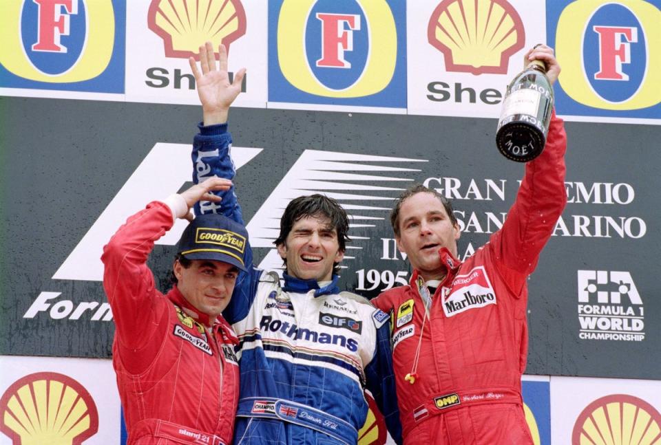 Gerhard Berger (a destra) festeggia dopo essere arrivato terzo nel Gran Premio di San Marino dopo che la sua auto è stata rubata (Getty)
