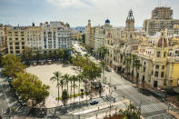 <p>Por encima de la media ya está Valencia, con un precio de 1.223 euros por una semana de vacaciones este verano. Alojarse en la capital levantina cuesta de media 426€ y el alquiler de un coche 504€, siendo una de las más caras en este apartado. (Foto: Getty Images).</p> 