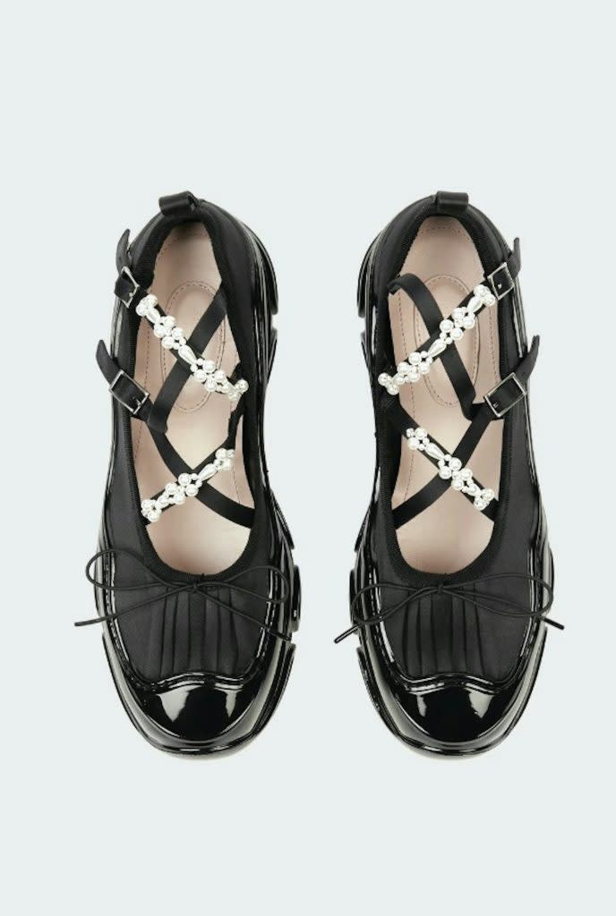 Simone Rocha Beaded Criss Cross Tracker Ballerina 價格為約HK$7,427（圖片來源：Simone Rocha 官網）