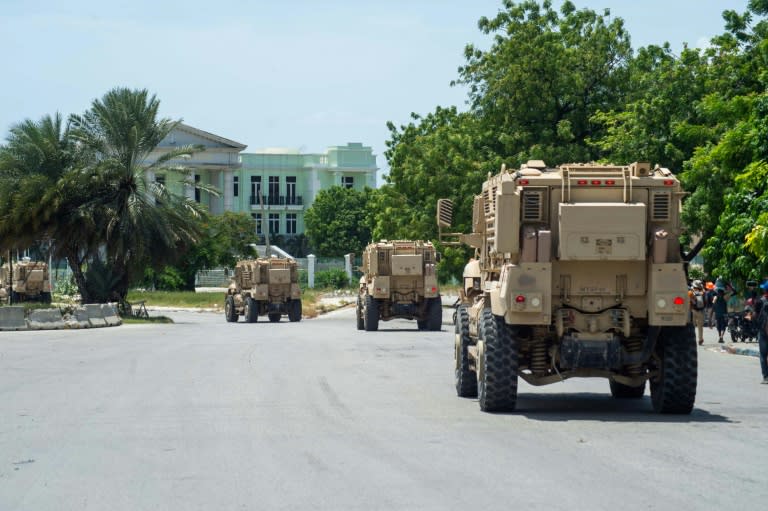 Policías kenianos patrullan en vehículos blindados en el centro de Puerto Príncipe, Haití, el 17 de julio de 2024 (Clarens SIFFROY)