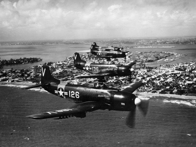 Kampfflieger über Miami Beach: Die Stadt diente auch als Übungsplatz für US-Truppen. Hier ein Bild aus den 50er-Jahren. Foto: Tom Conlin/vy National Museum of Naval Aviation