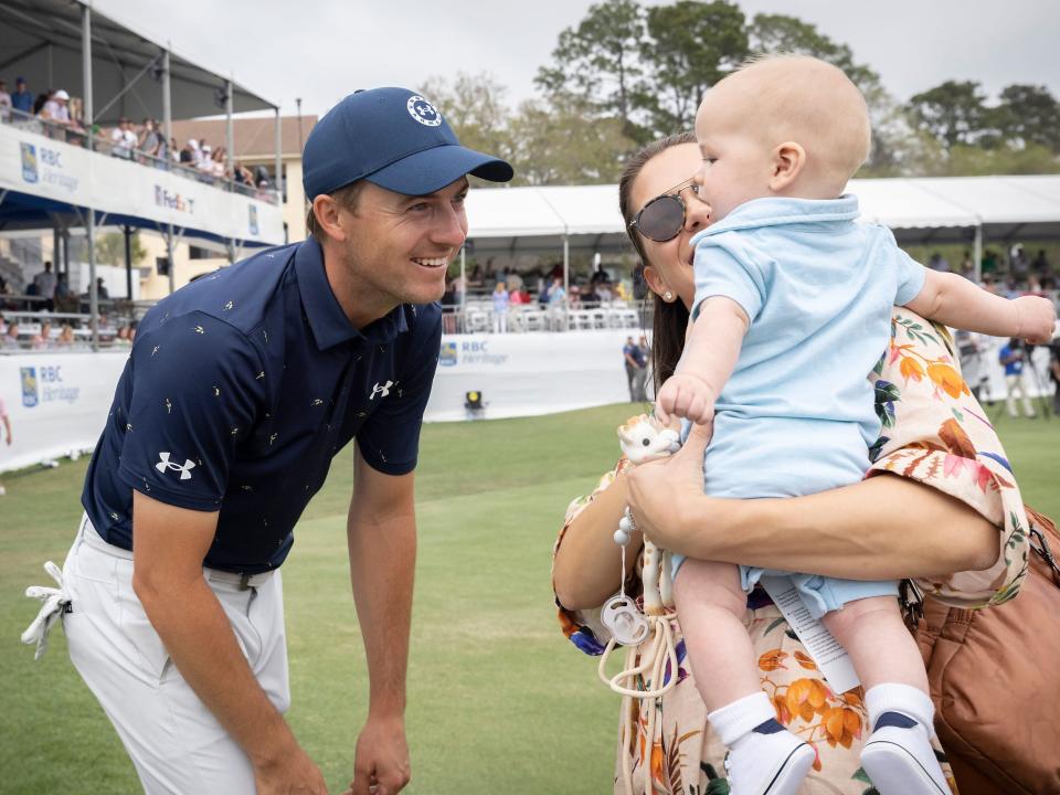 Jordan Spieth greets his wife Annie and baby Sammy on 18th green at 2022 RBC Heritage.