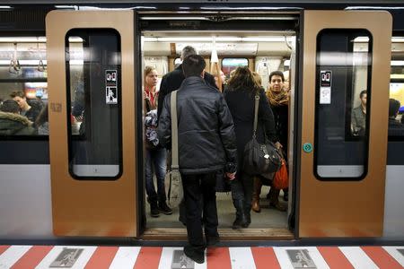 People board a subway train at the Central Station stop in Brussels, Belgium, November 25, 2015. REUTERS/Benoit Tessier