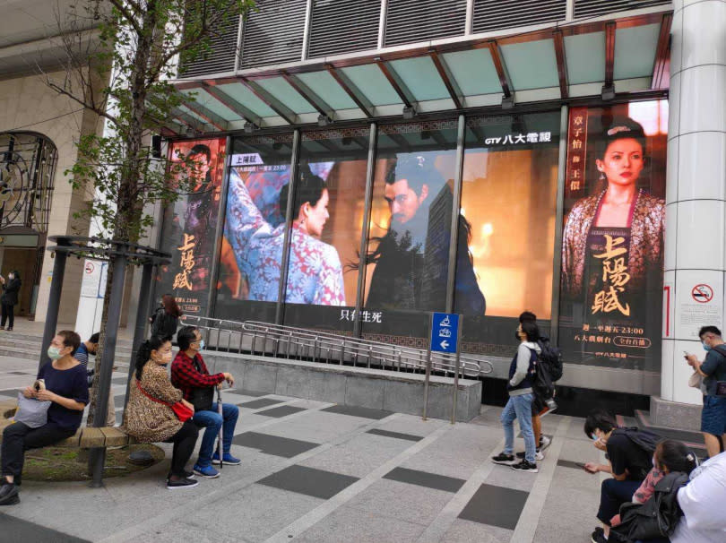《上陽賦》在台北街頭擺上廣告，讓路人都能感受章子怡的古裝魅力。