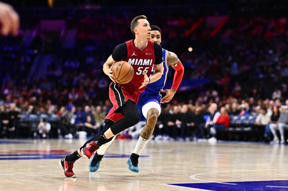 El jugador del Heat Duncan Robinson entra al aro ante la marca de Kenyon Martin Jr, de los 76ers, en el primer cuarto del partido ante los 76ers, celebrado el 14 de febrero de 2024 en Filadelfia.