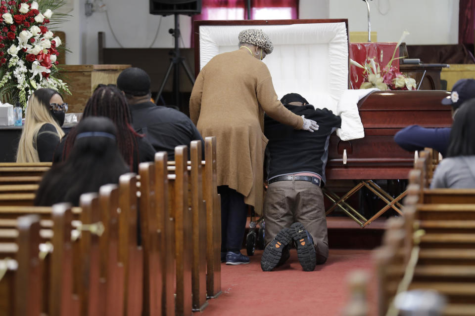 Un reducido número de personas asisten al funeral de Mattie Halley Robinson el sábado 2 de mayo de 2020 en la iglesia de Dios en Cristo, en Jersey City, Nueva Jersey. Diversas familias han tenido que homenajear a sus muertos desde lejos y en pequeños grupos en los actuales tiempos de distanciamiento social. (AP Foto/Seth Wenig)