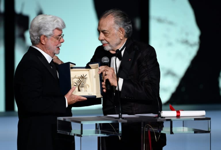 Der "Star Wars"-Erfinder George Lucas ist in Cannes mit einer Ehrenpalme für sein Lebenswerk ausgezeichnet worden. Den Preis sein langjähriger Kollege und Partner Francis Ford Coppola. (Christophe SIMON)