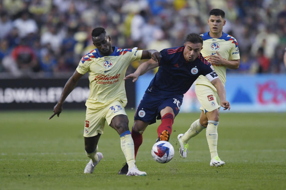 Xherdan Shaqiri, del Fire de Chicago, disputa una pelota con el colombiano Julián Quiñones, del América, el viernes 4 de agosto de 2023, en un partido de la Leagues Cup (AP Foto/Paul Beaty)