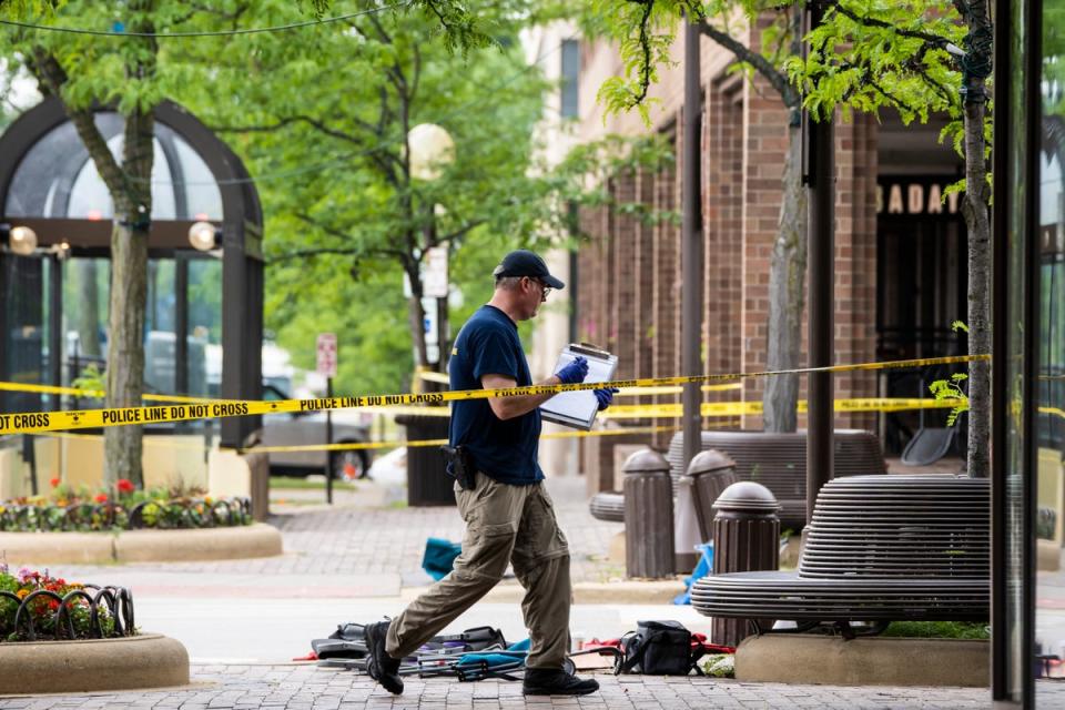 Shooting July Fourth Parade (Ashlee Rezin/Sun-Times)