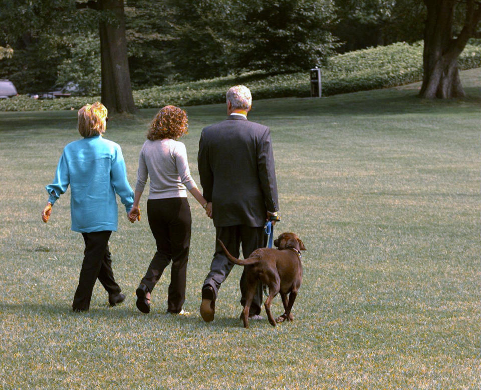 President Bill Clinton leaving the White House for Martha's Vineyard with Hillary Clinton and their daughter Chelsea in August 1998. (Photo: New York Daily News Archive via Getty Images)