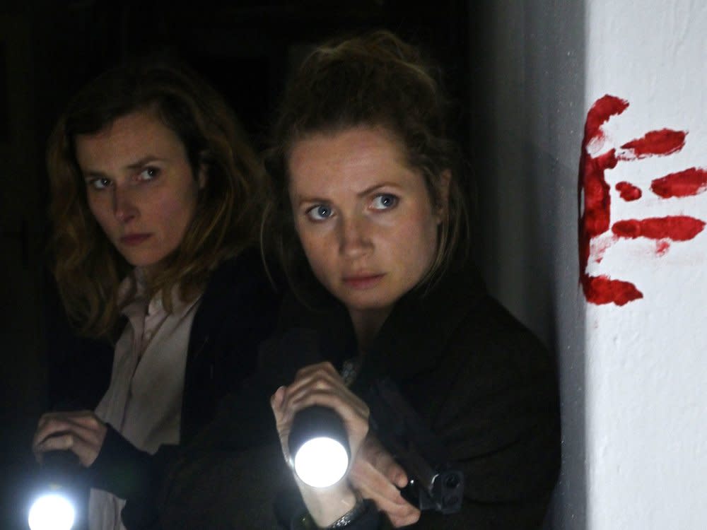 "Tatort: Das kalte Haus": Karin Gorniak (Karin Hanczewski) und Leonie Winkler (Cornelia Gröschel) machen eine entsetzliche Entdeckung beim Routinecheck im Haus der Fischers. (Bild: MDR/MadeFor/Hardy Spitz)