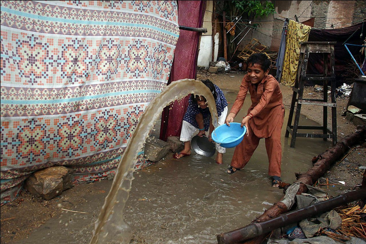 <p>Nach einem heftigen Platzregen im pakistanischen Karachi schippt ein Junge vor seiner Hütte Wasser. Schwere Monsunregen haben in den letzten Wochen überall im Land Dutzende Leben gefordert. Die Meteorologische Abteilung Pakistans hat für die kommenden Tage weiteren Regen vorausgesagt. (Foto: Shahzaib Akber/ EPA) </p>